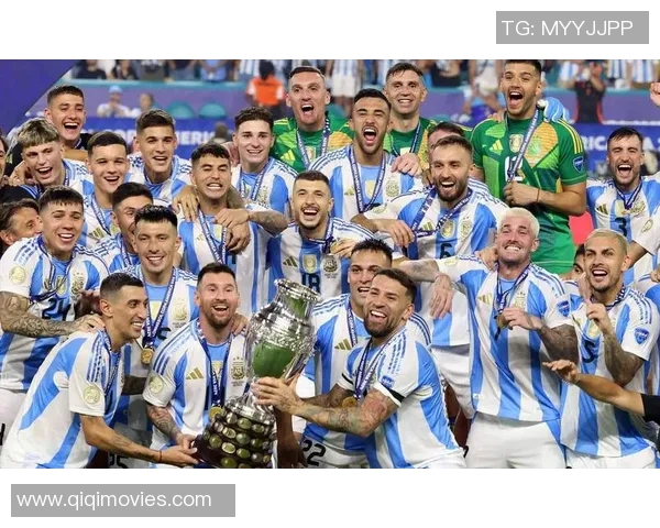 球星风采尽显 足球场上的传奇人物与精彩瞬间的完美呈现