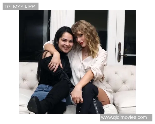 足球巨星与粉丝亲密合影瞬间尽显温馨与粉丝互动的独特魅力 足球巨星与粉丝亲密合影瞬间尽显温馨与粉丝互动的独特魅力