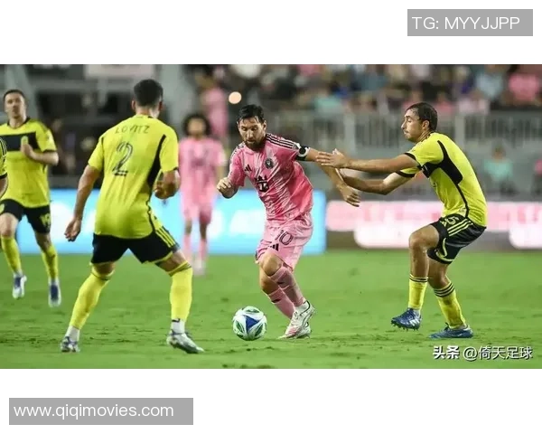 足球巨星歪头自拍引发热议展现球场外不一样的青春风采 足球巨星歪头自拍引发热议展现球场外不一样的青春风采